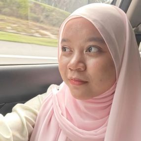 Damia, Pengasuh di Simpang