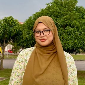 Nur Aidah, Pengasuh di Sepang