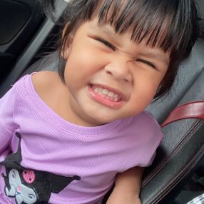 Nur, Babysitter in Kampung Raja