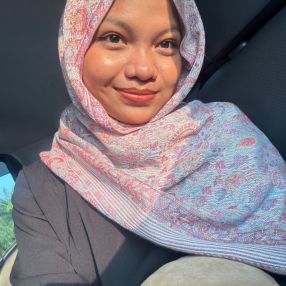 Nur, Babysitter in Bestari Jaya