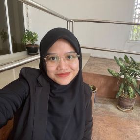 Izzati, Pengasuh di Kepala Batas