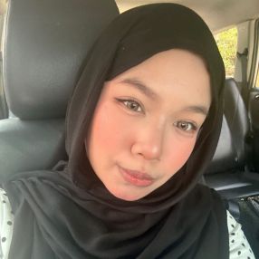 Damia, Pengasuh di Sepang