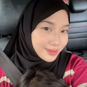 Nur, Babysitter in Kulai