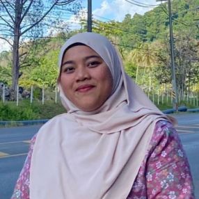 Hanis, Pengasuh di Tangkak