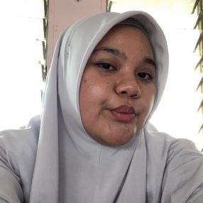 Alya, Pengasuh di Melor