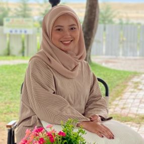 Nur sarah, Pengasuh di Bukit Payong