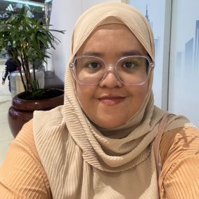 Yasmin, Pengasuh di Simpang