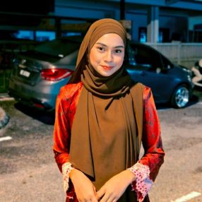Izati, Pengasuh di Kota Tinggi