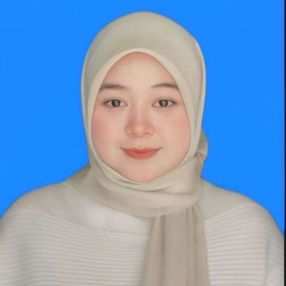 Dina, Pengasuh di Pasir Mas
