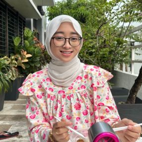 Wan Alia Nabila, Pengasuh di Putrajaya