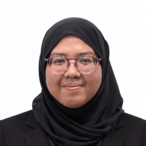 Farah, Pengasuh di Batang Kali