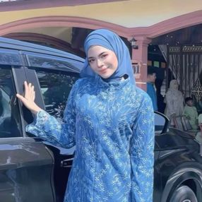 Lily, Pengasuh di Teluk Intan
