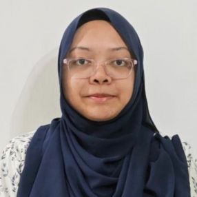 Fathinah, Pengasuh di Puchong