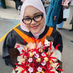 Dania, Pengasuh di Petaling Jaya