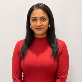 Vijaya, Pengasuh di Senai