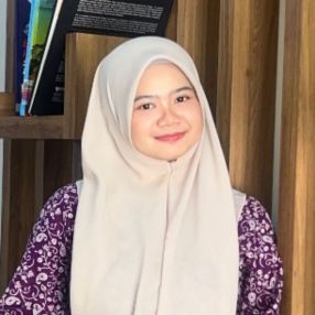 Puteri zarith sofea, Babysitter in Parit Raja
