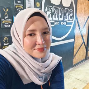 Azimah Binti Abd, Pengasuh di Banting