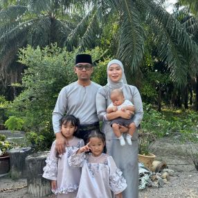 Farag, Family in Parit Raja