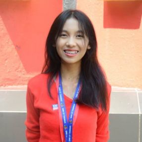 Gloria, Pengasuh di Kuching
