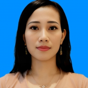 Bee, Pengasuh di Iskandar Puteri