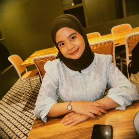 Damia Azman, Pengasuh di Pasir Gudang