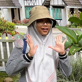 Nur Aimuni, Pengasuh di Seri Kembangan