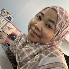 Najeeha, Pengasuh di Gemas