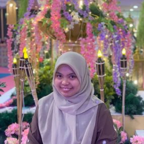 Nur, Babysitter in Kulim
