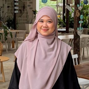 Auni, Babysitter in Kampung Raja