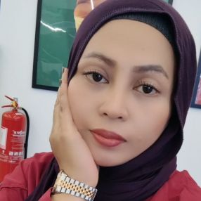 Delia, Babysitter in Muar
