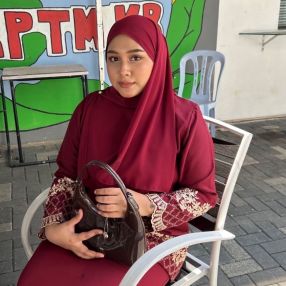 Nur, Babysitter in Kota Bharu