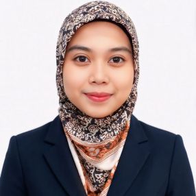 Lilac, Pengasuh di Sitiawan