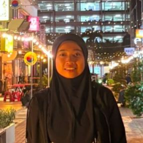 Lily, Pengasuh di Pelabuhan Klang