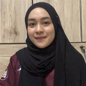 Nur, Babysitter in Semenyih