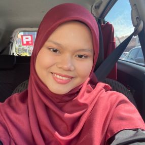 Liyana, Pengasuh di Parit Raja