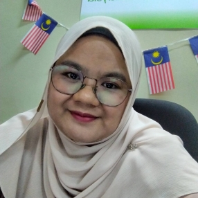Norsathirah, Pengasuh di Tanjong Malim