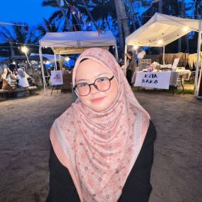 Adlina, Pengasuh di Ayer Hitam