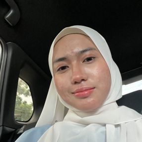 Ainaa, Pengasuh di Pekan