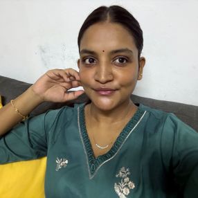 Maneesha, Keluarga di Labuan