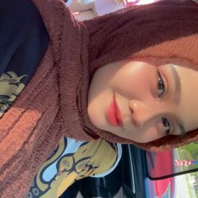Farah, Pengasuh di Labuan