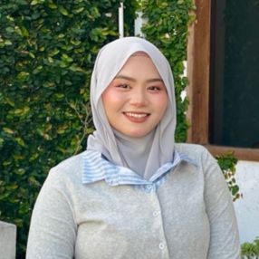 Nur, Pengasuh di Klang