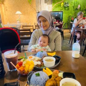 Izmawazi, Family in Sandakan
