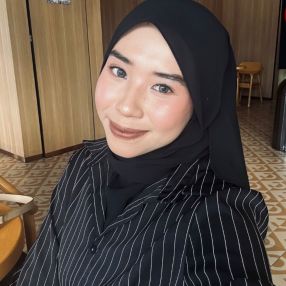 Lyndaa, Pengasuh di Tanjong Malim