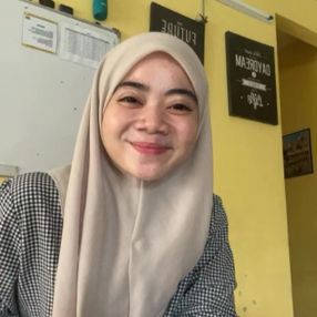 Nur, Pengasuh di Shah Alam