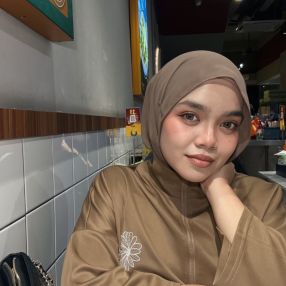 Amira, Pengasuh di Shah Alam