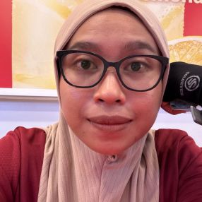 Nursyafina, Babysitter in Kampung Gajah