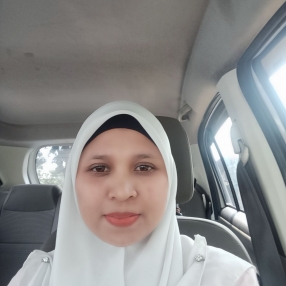 Azrinayanti, Pengasuh di Parit Raja