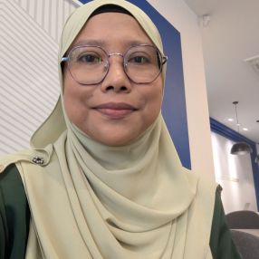 Roslina, Pengasuh di Dengkil