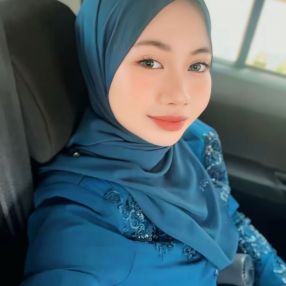 NUR, Babysitter in Semerah