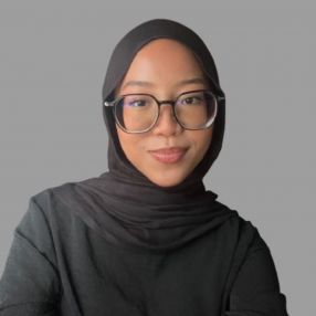 Alya, Pengasuh di Kota Tinggi